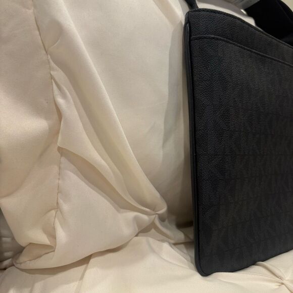 Michael Kors Jet Set Men’s Unisex Black Signature Crossbody Medium Bag NWT - Picture 3 of 8